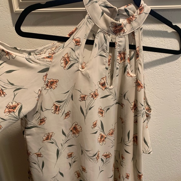 Floral mock neck cold shoulder top - Picture 3 of 6